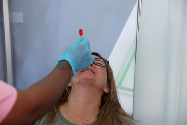 现阶段快筛检测已成家常便饭，被捅过几次鼻咽后痛感也渐渐麻痹。(示意图，非当事人/路透社) 