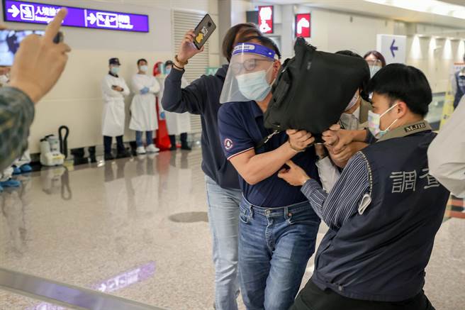 美國氪能集團香港子公司「裕勢投資公司」在臺最高上線張維智，因涉招攬投資比特幣挖礦機系統，吸金逾新台幣2億元，張男在犯後潛逃泰國曼谷遭通緝經濟罪犯，調查局與泰國執法機關合作，目前泰國警方在泰國逮獲張嫌後，19日將張嫌送回臺，由調查局人員在登機口等候，解送臺灣臺北地方檢察署歸案。張嫌在步入入境長廊時，調查官上前宣告權利後將張嫌上手銬，期間張嫌還一度衝向媒體咆嘯喊一句「喂！你不要隨便亂搞」，在旁的調查官趕緊上前制止押制。（陳麒全攝）