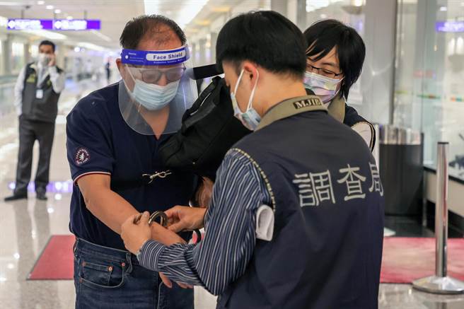 美國氪能集團香港子公司「裕勢投資公司」在臺最高上線張維智，因涉招攬投資比特幣挖礦機系統，吸金逾新台幣2億元，張男在犯後潛逃泰國曼谷遭通緝經濟罪犯，調查局與泰國執法機關合作，目前泰國警方在泰國逮獲張嫌後，19日將張嫌送回臺，由調查局人員在登機口等候，解送臺灣臺北地方檢察署歸案。張嫌在步入入境長廊時，調查官上前宣告權利後將張嫌上手銬，期間張嫌還一度衝向媒體咆嘯喊一句「喂！你不要隨便亂搞」，在旁的調查官趕緊上前制止押制。（陳麒全攝）