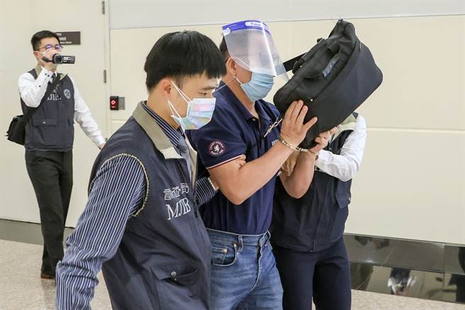 美國氪能集團香港子公司「裕勢投資公司」在臺最高上線張維智，因涉招攬投資比特幣挖礦機系統，吸金逾新台幣2億元，張男在犯後潛逃泰國曼谷遭通緝經濟罪犯，調查局與泰國執法機關合作，目前泰國警方在泰國逮獲張嫌後，19日將張嫌送回臺，由調查局人員在登機口等候，解送臺灣臺北地方檢察署歸案。張嫌在步入入境長廊時，調查官上前宣告權利後將張嫌上手銬，期間張嫌還一度衝向媒體咆嘯喊一句「喂！你不要隨便亂搞」，在旁的調查官趕緊上前制止押制。（陳麒全攝）