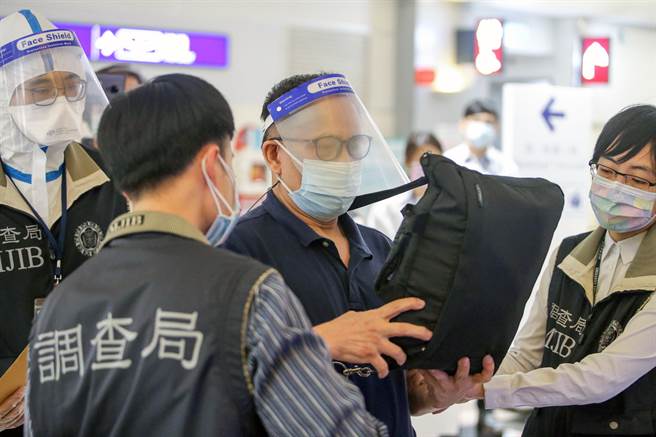 美國氪能集團香港子公司「裕勢投資公司」在臺最高上線張維智，因涉招攬投資比特幣挖礦機系統，吸金逾新台幣2億元，張男在犯後潛逃泰國曼谷遭通緝經濟罪犯，調查局與泰國執法機關合作，目前泰國警方在泰國逮獲張嫌後，19日將張嫌送回臺，由調查局人員在登機口等候，解送臺灣臺北地方檢察署歸案。張嫌在步入入境長廊時，調查官上前宣告權利後將張嫌上手銬，期間張嫌還一度衝向媒體咆嘯喊一句「喂！你不要隨便亂搞」，在旁的調查官趕緊上前制止押制。（陳麒全攝）