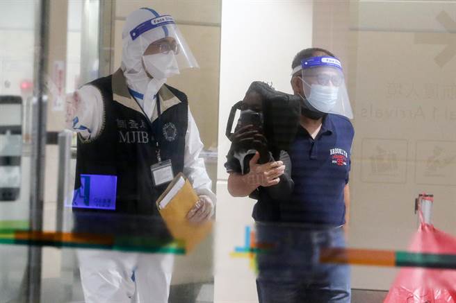 美國氪能集團香港子公司「裕勢投資公司」在臺最高上線張維智，因涉招攬投資比特幣挖礦機系統，吸金逾新台幣2億元，張男在犯後潛逃泰國曼谷遭通緝經濟罪犯，調查局與泰國執法機關合作，目前泰國警方在泰國逮獲張嫌後，19日將張嫌送回臺，由調查局人員在登機口等候，解送臺灣臺北地方檢察署歸案。張嫌在步入入境長廊時，調查官上前宣告權利後將張嫌上手銬，期間張嫌還一度衝向媒體咆嘯喊一句「喂！你不要隨便亂搞」，在旁的調查官趕緊上前制止押制。（陳麒全攝）