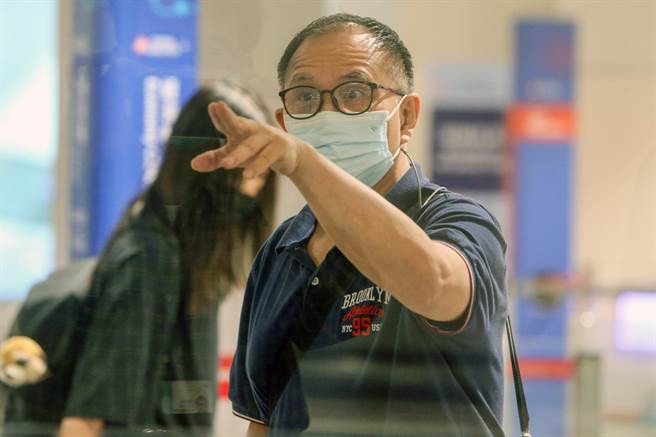 美國氪能集團香港子公司「裕勢投資公司」在臺最高上線張維智，因涉招攬投資比特幣挖礦機系統，吸金逾新台幣2億元，張男在犯後潛逃泰國曼谷遭通緝經濟罪犯，調查局與泰國執法機關合作，目前泰國警方在泰國逮獲張嫌後，19日將張嫌送回臺，由調查局人員在登機口等候，解送臺灣臺北地方檢察署歸案。張嫌在步入入境長廊時，調查官上前宣告權利後將張嫌上手銬，期間張嫌還一度衝向媒體咆嘯喊一句「喂！你不要隨便亂搞」，在旁的調查官趕緊上前制止押制。（陳麒全攝）