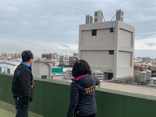 中坜忠福里住宅区中，建物顶楼有外型像空调的基地台，造成居民困扰。（刘曾玉春提供／蔡明亘桃园传真）