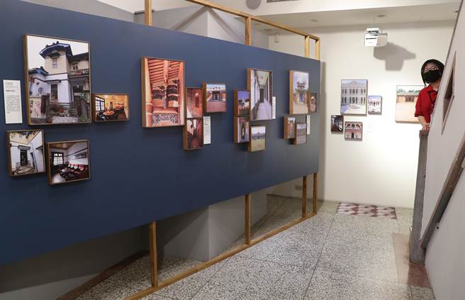 「老宅．曾经－台湾百年民宅之美」特展开幕记者会19日举行，现场展出50间台湾百年老宅的照片，再一次向台湾的老房子致敬。（季志翔摄）