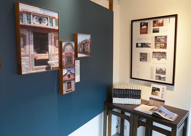 现场展出50间台湾百年老宅的照片，再一次向台湾的老房子致敬。（季志翔摄）