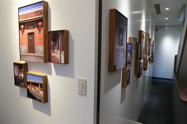 「老宅．曾经－台湾百年民宅之美」特展开幕记者会19日举行，现场展出50间台湾百年老宅的照片，再一次向台湾的老房子致敬。（季志翔摄）