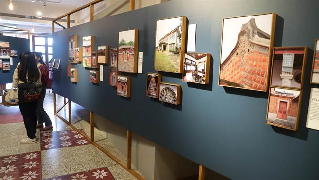 「老宅．曾经－台湾百年民宅之美」特展开幕记者会19日举行，现场展出50间台湾百年老宅的照片，再一次向台湾的老房子致敬。（季志翔摄）