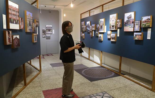 现场展出50间台湾百年老宅的照片，再一次向台湾的老房子致敬。（季志翔摄）