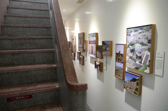 现场展出50间台湾百年老宅的照片，再一次向台湾的老房子致敬。（季志翔摄）