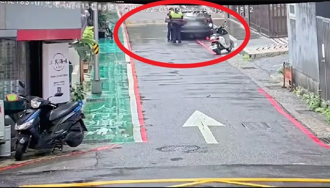 台北市議員徐巧芯19日遭PTT網友指控，車輛違停紅線卻不給員警開單。(圖翻攝自影片)