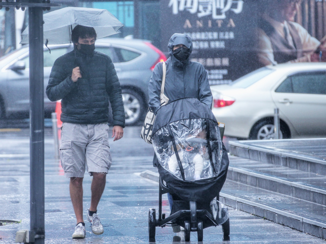 明（20）南方云系持续影响，南部、东部及东南部地区有局部短暂阵雨或雷雨。（资料照）