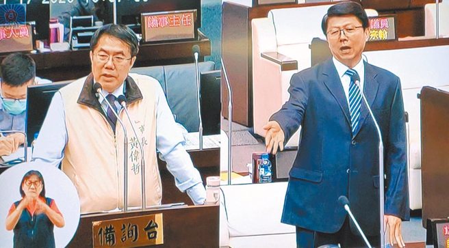 下屆台南市長選舉2大政黨提前攤牌，由主打政績牌的黃偉哲（左），對戰訴求政黨輪替的謝龍介（右）。（本報資料照片）
