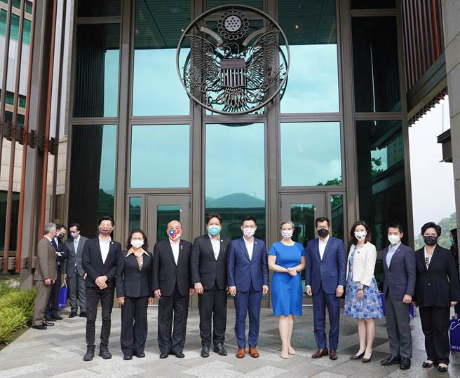 國民黨立委江啟臣（中）今率立法院國防外交委員會成員拜訪AIT。（江啟臣辦公室提供）