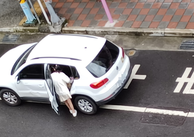 男子拍下有名正妹駕駛違停「公車專用」格，遭公車按喇叭仍不為所動，他大罵「有夠自私」。（翻攝自爆怨2公社）