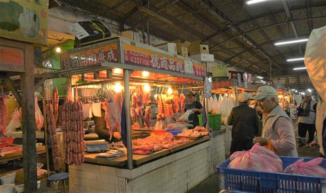 疫情烧进肉品市场，台东县农产股份有限公司紧急公告自20日起2天停止杀猪及拍卖，配合既定市场休息日，民眾忧4天买不到新鲜猪肉。（蔡旻妤摄）