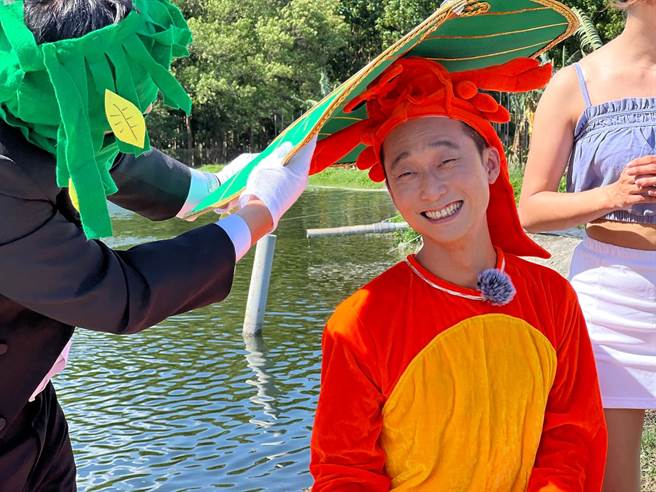 浩子扮演泰国虾，企图装可爱。（民视提供）