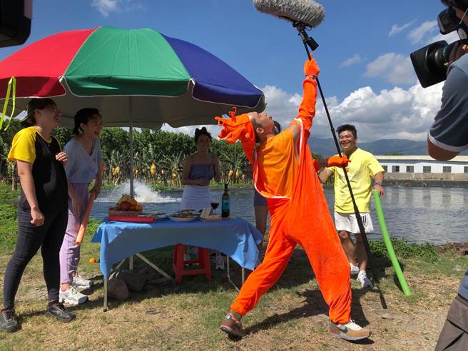 浩子失控拿棒状物模仿虾子脱壳。（民视提供）