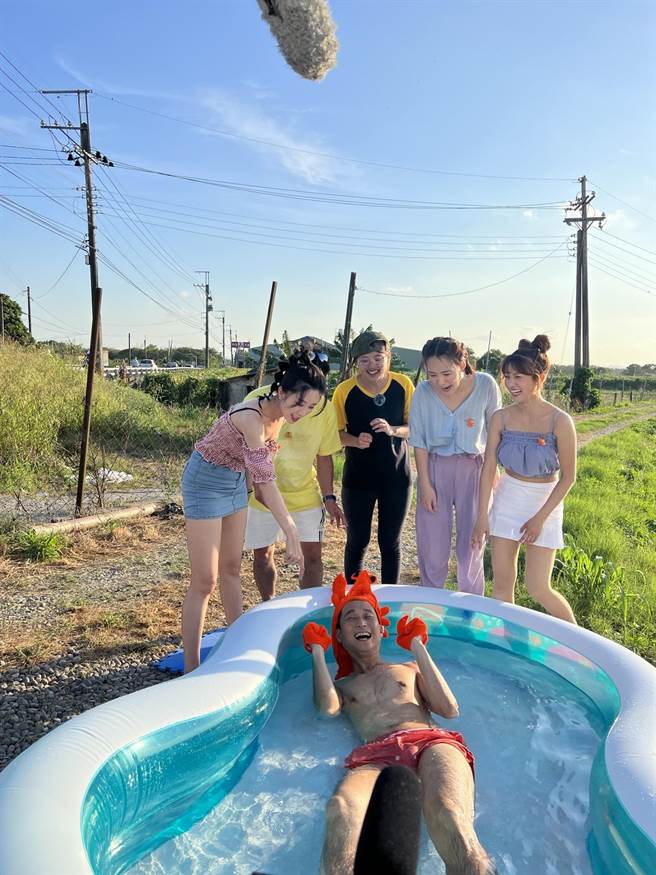 浩子模仿泰国虾在水中SPA，露出享受的表情。（民视提供）