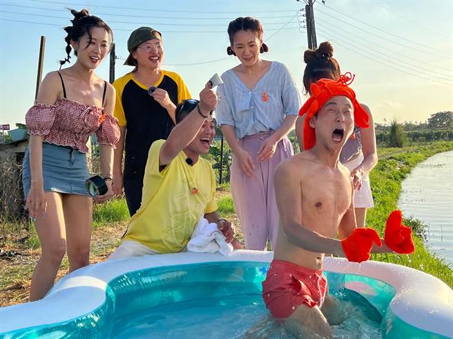 浩子示范清肠泥，结果被恶整撕背上黑色大力胶，痛到叫不出来。（民视提供）