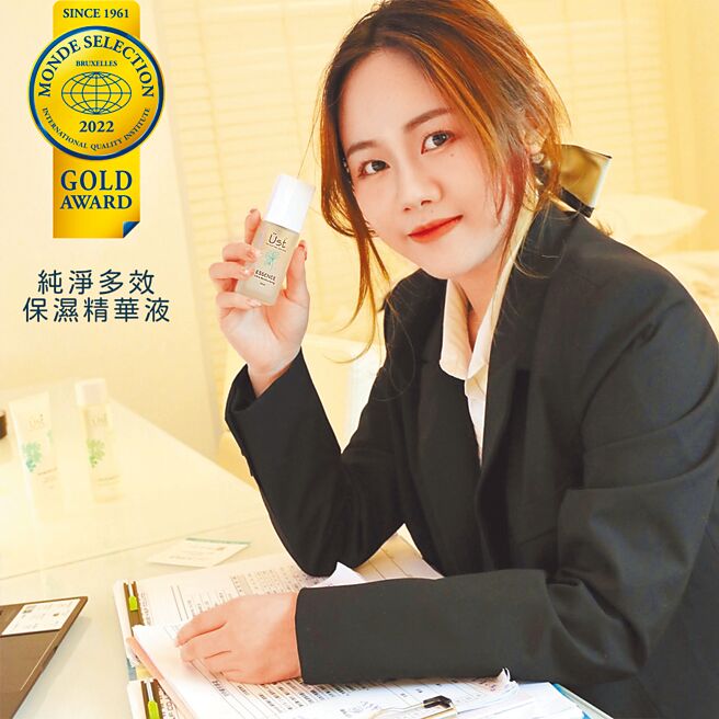 英纺董事长特助沈于庭表示，要让使用UST的朋友都能透过「纯净多效保湿精华液」ESG永续的力量，感受肌肤极致素顏的美好。图／英纺提供