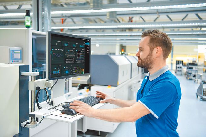 美商訊能集思用AI強化學習技術，為電子組裝大廠提升20倍人力效率。圖／業者提供