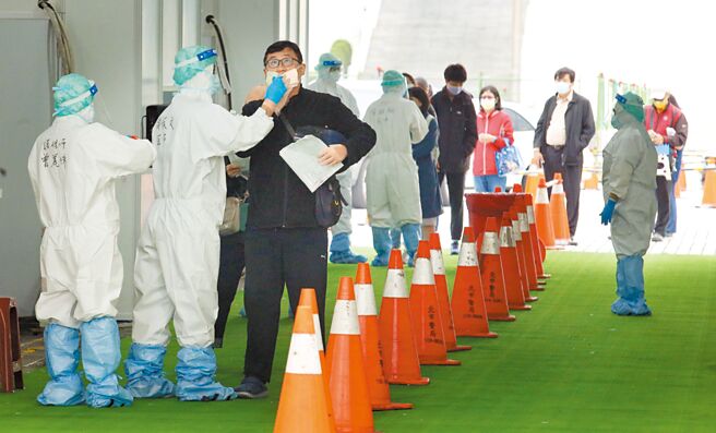 中正纪念堂防疫急门诊每天约可服务2000至2500人次，提供採检、看诊、给药「三合一」功能，图为民眾18日排队筛检。（范扬光摄）
