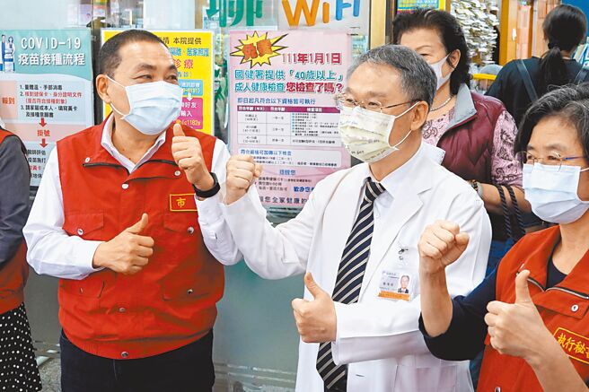 新北市政府与医师公会合作，由基层诊所协助确诊者的居家照护，及远距视讯诊疗、开药，可望纾解大型医院的压力。图为新北市长侯友宜（左）18日前往新庄基层诊所慰问第一线医护同仁，并感谢新北市医师公会理事长顏鸿顺（中）的协助。（黄世麒摄）