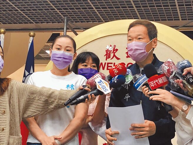 台北市議員鍾小平、北市議員擬參選人林杏兒18日召開記者會質疑陳時中公布確診死亡數蓋牌。（楊亞璇攝）