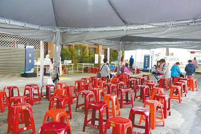 台北市长柯文哲因不满防疫急门诊爽约率太高，直言自己看到都快气死，但台北市议员简舒培却接获反映，指社区筛检预约系统根本无法取消，她批评市府系统设计不良再先，却将责任推给市民。图为妇幼院区防疫急门诊（北市府提供／黄婉婷台北传真）