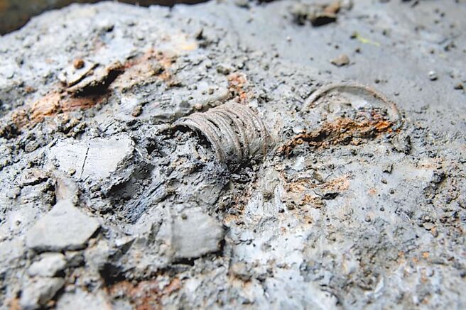 宜兰大学在挖掘3处墓葬发现俗称金鲤鱼的陪葬鱼形金属编物、琉璃管珠、铜铃、铜环（见图）等文物。（宜兰大学提供／吴佩蓉宜兰传真）