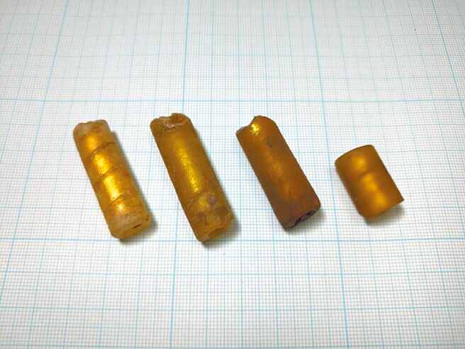 宜兰大学在挖掘3处墓葬发现俗称金鲤鱼的陪葬鱼形金属编物、琉璃管珠（见图）、铜铃、铜环等文物。（宜兰大学提供／吴佩蓉宜兰传真）