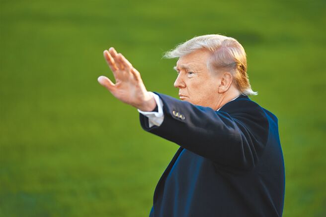 周二美国共和党初选成为关注焦点，美国前总统川普（见图）支持的宾州州长与北卡罗来纳州联邦参议员参选人，都赢得共和党党内初选，让川普在党内的影响力更上一层楼。（中新社）