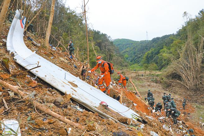今年3月發生的東航MU5735航班墜機，《華爾街日報》報導，事故是人為蓄意俯衝。圖為當時失事後的搜救現場。（新華社）
