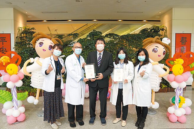 中医大新竹附医今年荣获两项SNQ国家品质标章奖，院长陈自谅（中）感谢所有参与同仁的创新和辛苦，表示荣耀是属于大家的。（中医大提供／邱立雅竹县传真）