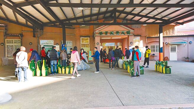 南投县鹿谷乡农会的春茶比赛正如火如荼展开，今年共有4976件参加比赛，由于过去曾发生混入境外茶的案件，今年农会谨慎特别要求参赛者要签切结书。(农会提供/吴建辉南投传真)