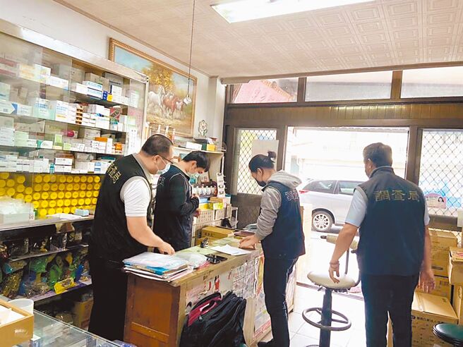 嘉义县调查站到涉嫌诈领健保费的药局搜证情形。（嘉义地检署提供／廖素慧嘉市传真）
