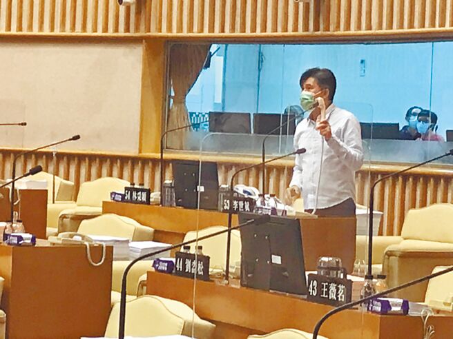 屏东县议员李世斌打了2通24小时防疫专线，结果都没人接听。（谢佳潾摄）