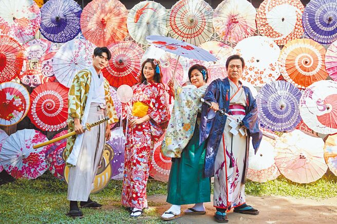 涂善存（左起）、任容萱、楊貴媚及檢場在《花甲少年趣旅行》中體驗日本浴衣。（東森綜合台提供）