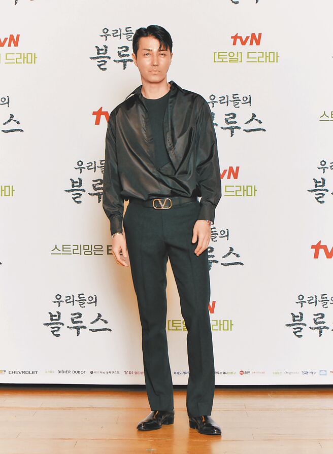 车胜元日前出席韩剧《我们的蓝调时光》记者会，以Valentino春夏水洗塔夫绸半开领衬衫，搭配VLogo Signature皮带，散发熟男专属的性感魅力。（Netflix提供）