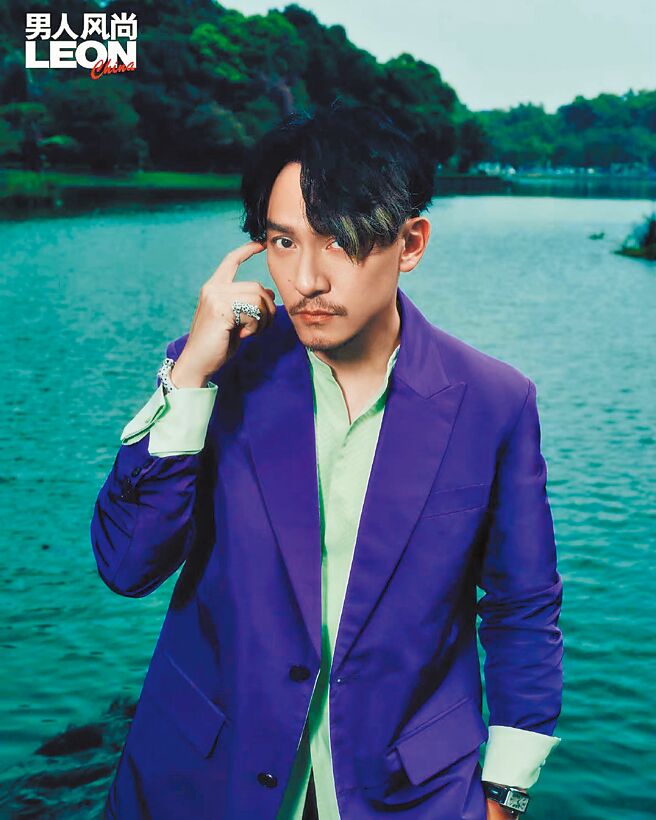 张震拍摄时尚杂志《LEON》以春夏鲜明的紫色西装，交织浪漫的湖水绿上衣，绽放出色姿态。（Valentino提供）
