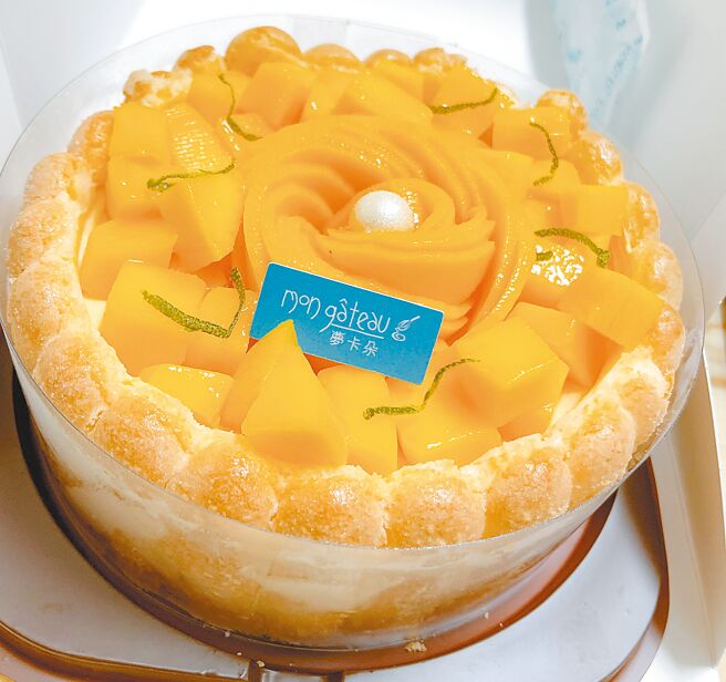 夢卡朵「初夏芒果夏洛特」鋪滿美味芒果相當誘人。（朱世凱攝）