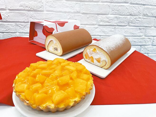 亞尼克芒果荔枝與新鮮芒果生乳捲、仲夏鮮芒派均為季節限定品項。（朱世凱攝）