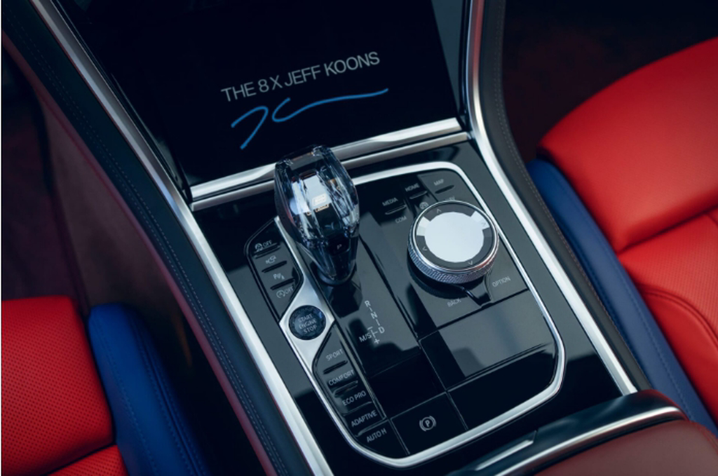 杯架飾板上的簽名Jeff Koons特別選擇BMW最具代表性的巴伐利亞藍色。（汎德提供）