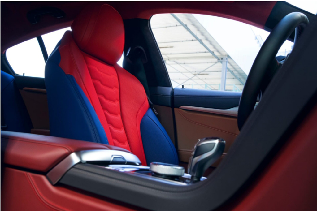 座艙空間的俏皮風格一覽無疑，使人聯想到漫畫世界中超級英雄的顏色以及BMW M品牌的代表色。（汎德提供）