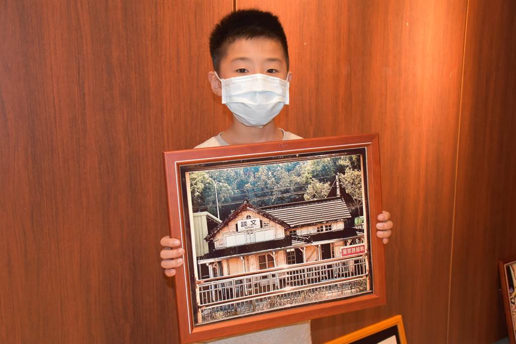 造橋談文國小5年級同學姚松村以談文火車站為題,拍出自己生平第1張展出照片。(謝明俊攝)