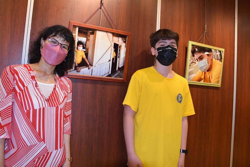 造橋談文國小6年級同學陳宇軒是許多同學眼中最佳模特兒。(謝明俊攝)