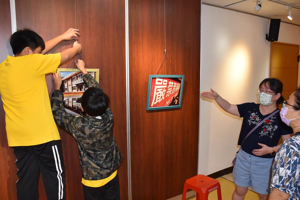 談文國小學生攝影展,學生自行布置掛圖。(謝明俊攝)