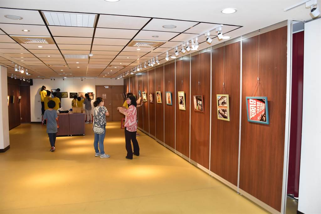 造橋鄉談文國小美感生活攝影展,20日起在竹南鎮立美術館展出。(謝明俊攝)