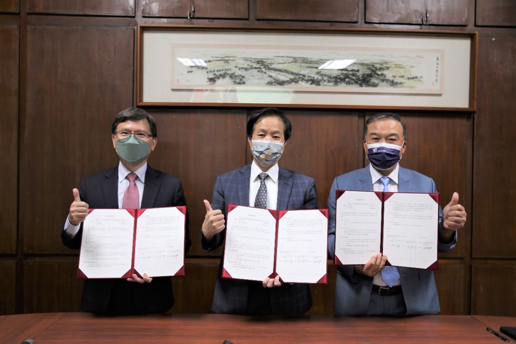 东海大学校长张国恩（中）、证基会董事长林丙辉（左）、磐石会副会长林正雄（右）签署合作推动ESG。（照片/东海大学提供）